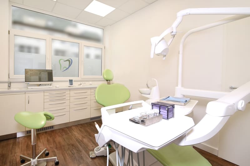 Modern ausgestattetes Behandlungszimmer mit ergonomischem Behandlungsstuhl